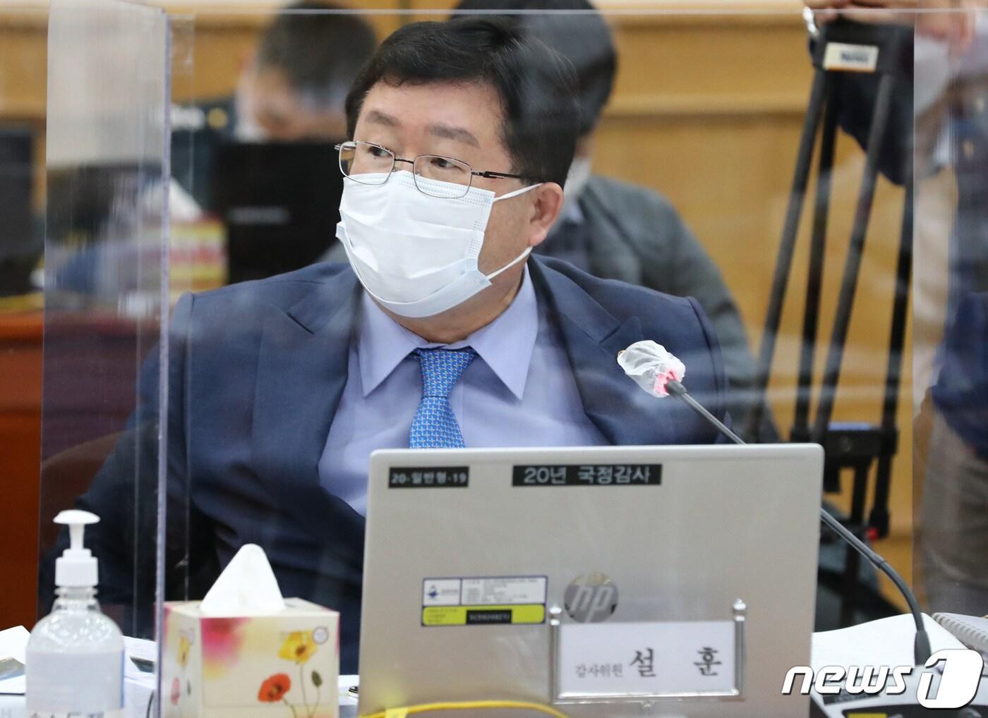 본문 이미지 - 4차 재난지원금 보편지원을 주장해온 설훈 더불어민주당 의원이 홍남기 부총리 겸 기획재정부장관에 대해 “서민의 피눈물 외면하는 곳간지기는 자격이 없다”고 직격했다/뉴스1 ⓒ News1 김기태 기자