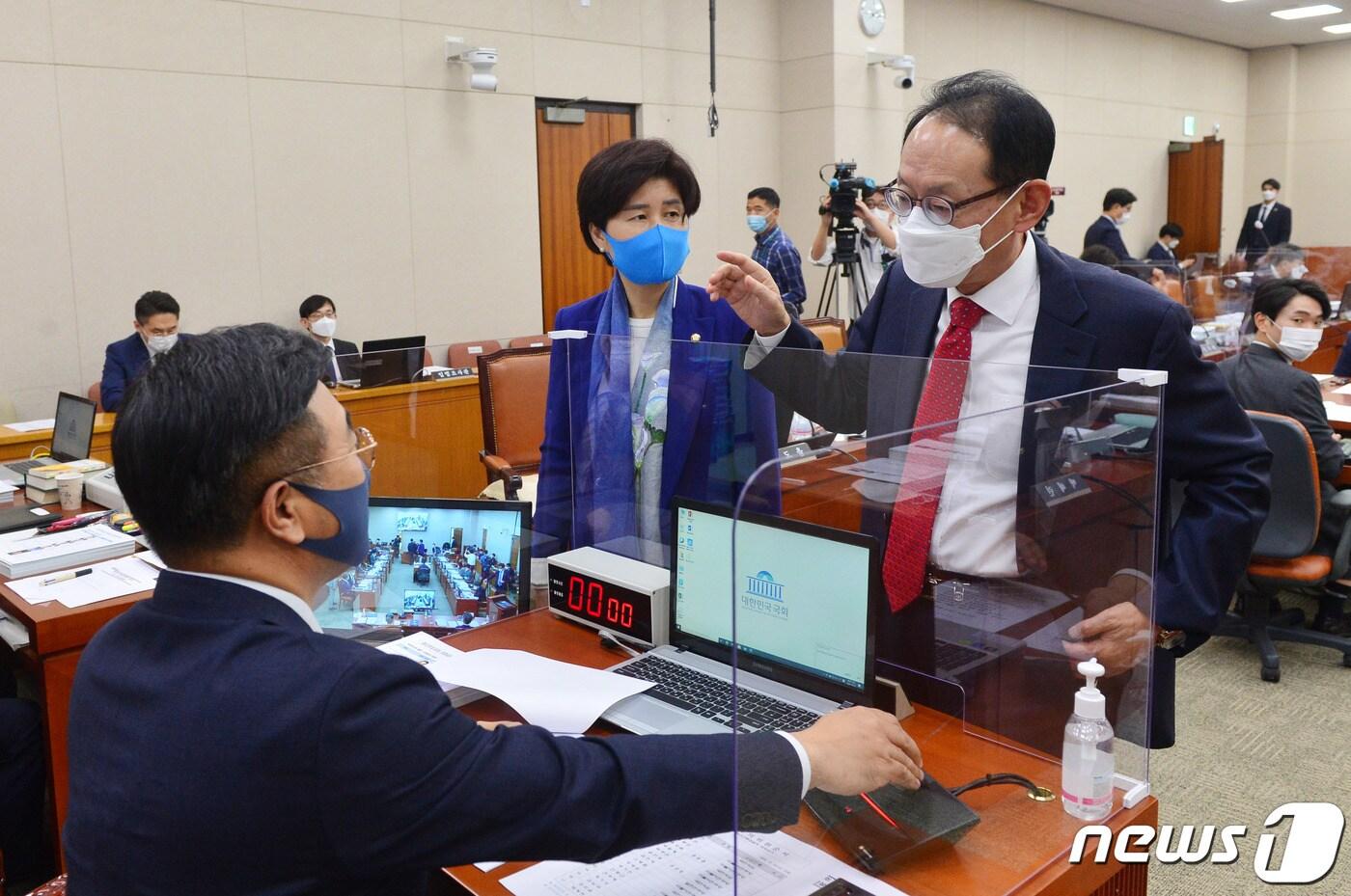 본문 이미지 - 윤호중 위원장과 백혜련 더불어민주당 간사, 김도읍 국민의힘 간사가 16일 오후 서울 여의도 국회에서 열린 법제사법위원회의 대구·부산고등검찰청 등에 대한 국정감사에서 대화하고 있다. 2020.10.16/뉴스1 ⓒ News1 신웅수 기자