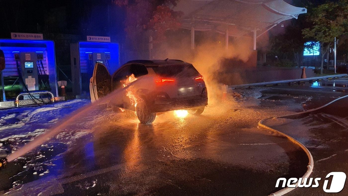 남양주시 와부읍 주민자치센터 전기차 급속충전소에서 충전 중이던 현대자동차 코나 전기차에서 불이 난 모습.(남양주 소방서 제공)ⓒ 뉴스1