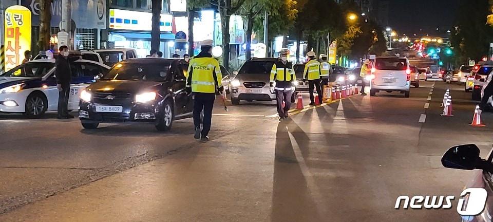 본문 이미지 - 지난 18일 오후 광주 광산구 월곡동 일대에서 광산경찰서 교통안전계 경찰관들이 외국인 범죄예방을 위한 음주단속을 하고 있다.(광주 광산경찰서 제공)2020.10.18/뉴스1 ⓒ 뉴스1