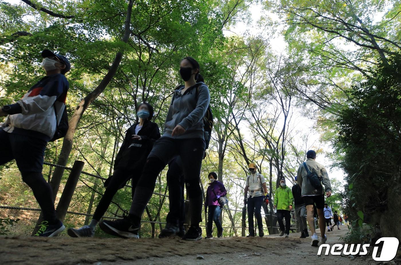 본문 이미지 - 시민들이 가을을 맞아 산행을 즐기고 있다. ⓒ 뉴스1 구윤성 기자