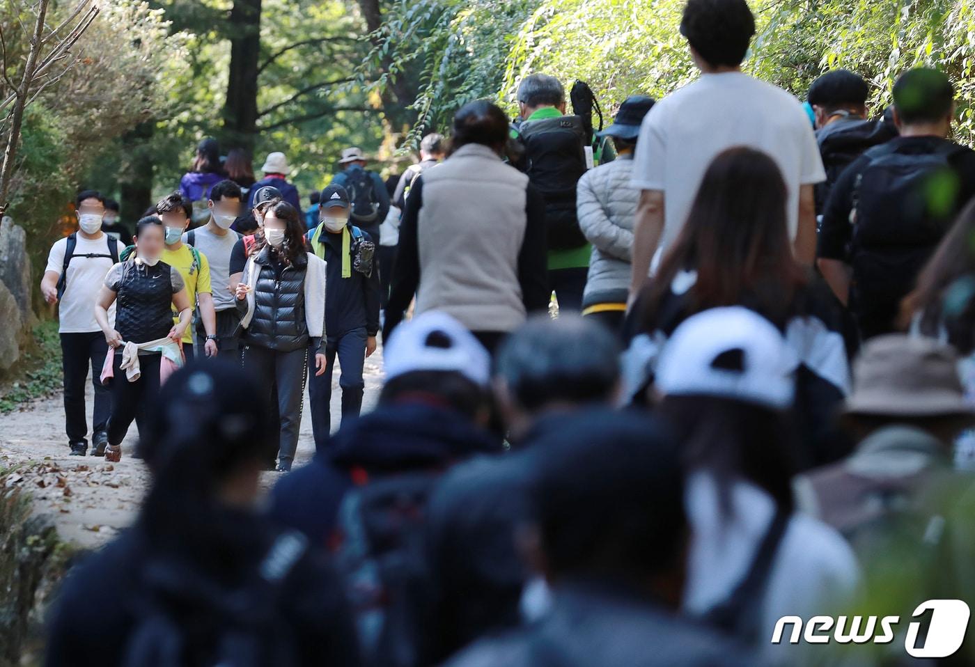 신종 코로나바이러스 감염증(코로나19)으로 인한 사회적 거리두기 1단계 완화 후 첫 주말인 18일 오전 서울 서초구 청계산 등산로에서 등산객들이 산을 오르고 있다. 2020.10.18/뉴스1 ⓒ News1 구윤성 기자