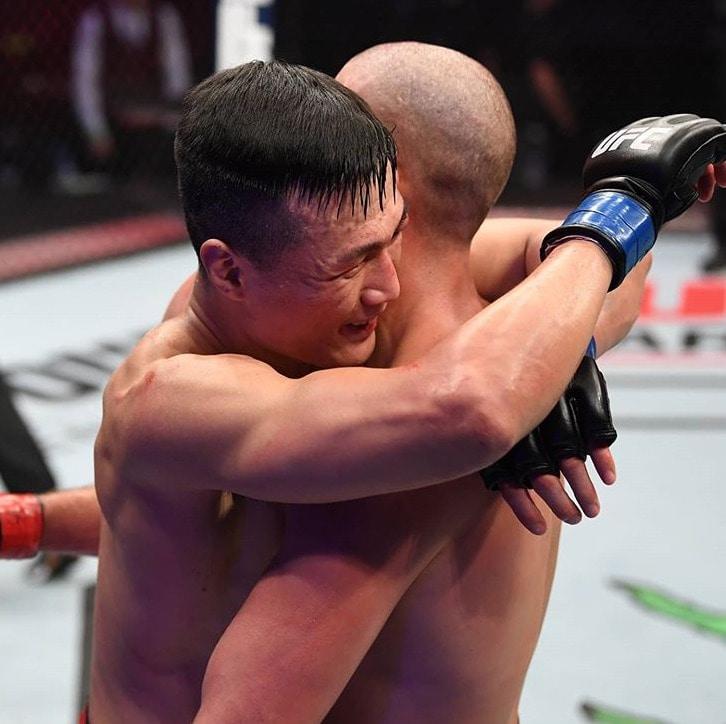 본문 이미지 - 정찬성이 18일(한국시간) 아랍에미리트(UAE) 아부다비의 야스 아일랜드에서 열린 'UFC 파이트 나이트 180' 페더급 경기에서 랭킹 2위 브라이언 오르테가에 판정패한 뒤 상대를 축하해주고 있다.(UFC코리아 인스타그램 캡처) ⓒ 뉴스1