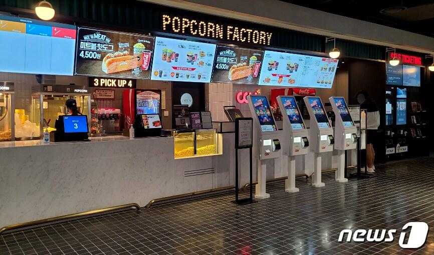 본문 이미지 - CJ CGV가 26일부터 영화 관람료를 인상한다고 18일 밝혔다. 요금은 주중(월~목) 오후 1시 이후 일반 2D 영화 관람료는 1만2000원, 주말(금~일)에는 1만3000원으로 인상된다. 다만 이코노미, 스탠다드, 프라임으로 세분화했던 좌석 차등제는 폐지하고, 맨 앞좌석인 A열과 B열은 1000원 할인 혜택을 제공한다. 사진은 18일 오후 경기 부천시 현대백화점 유플렉스에 있는 CGV의 모습. 2020.10.18/뉴스1 ⓒ News1 정진욱 기자