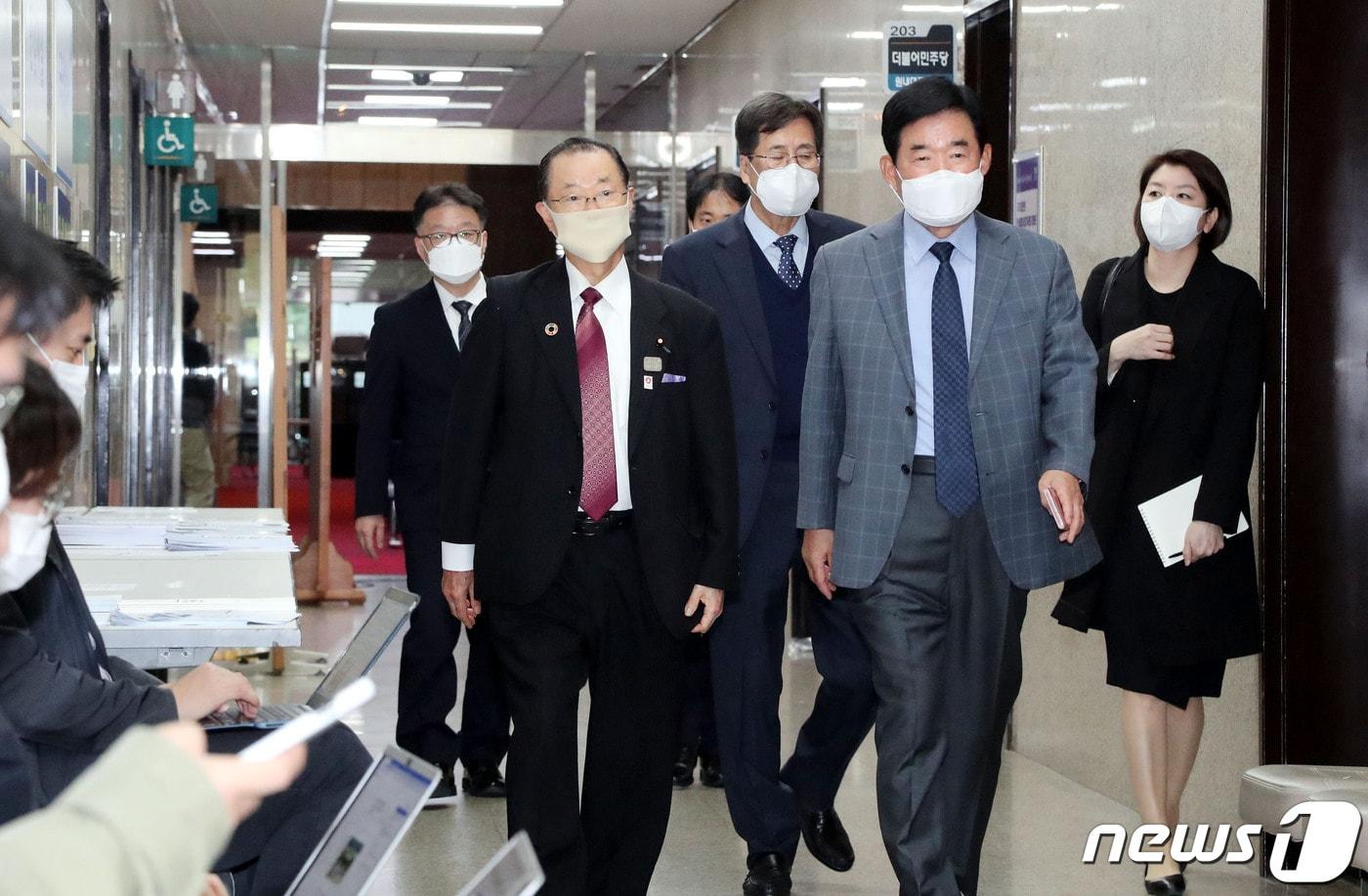 본문 이미지 - 가와무라 다케오 일한의원연맹 간사장이 18일 오후 서울 여의도 국회에서 이낙연 더불어민주당 대표와 비공개 면담을 하기 위해 김진표 의원의 안내를 받아 당대표실로 향하고 있다. 2020.10.18/뉴스1 ⓒ News1 신웅수 기자