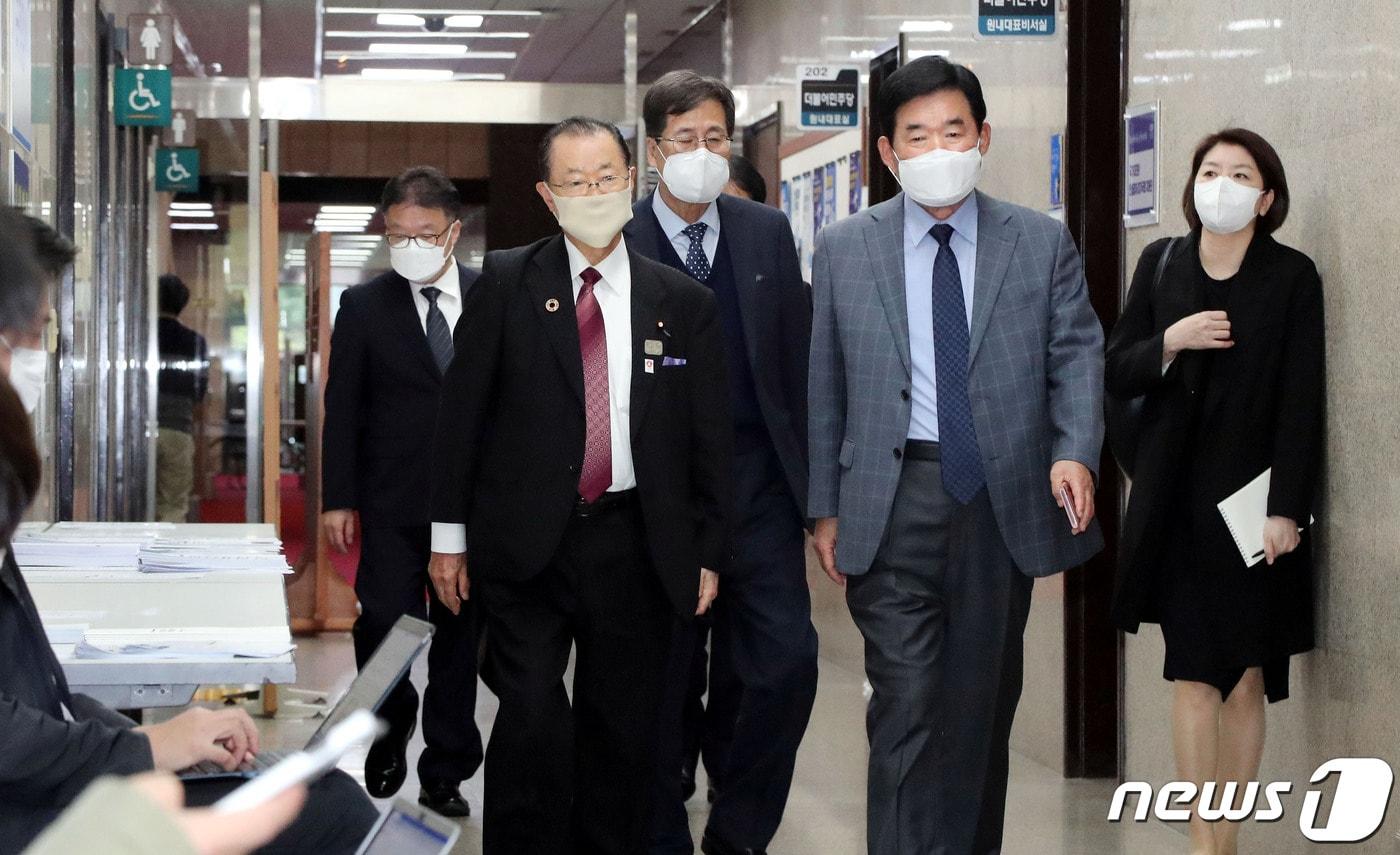 본문 이미지 - 가와무라 다케오 일한의원연맹 간사장이 18일 오후 서울 여의도 국회에서 이낙연 더불어민주당 대표와 비공개 면담을 하기 위해 김진표 의원의 안내를 받아 당대표실로 향하고 있다. 2020.10.18/뉴스1 ⓒ News1 신웅수 기자