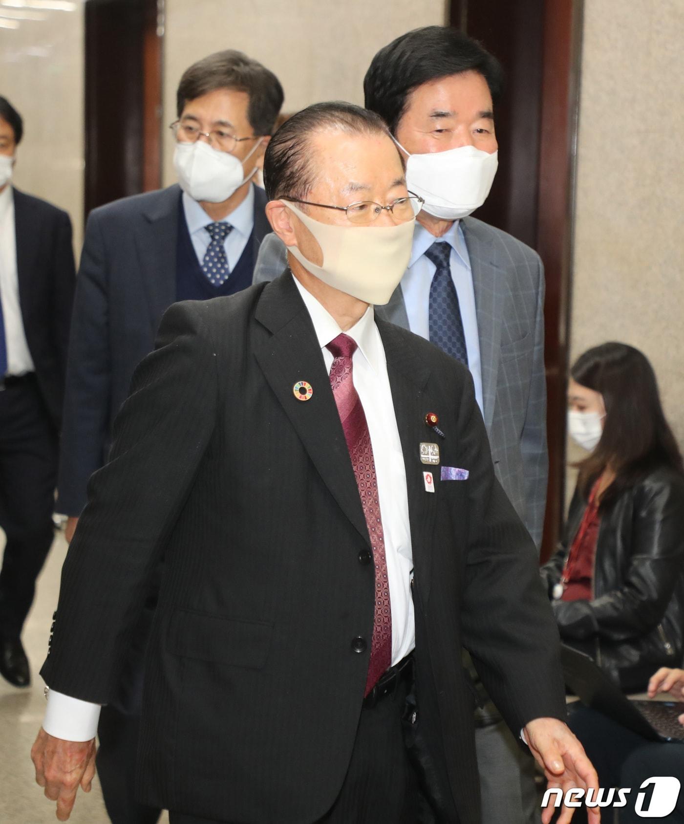 본문 이미지 - 가와무라 다케오 일한의원연맹 간사장이 18일 오후 서울 여의도 국회에서 이낙연 더불어민주당 대표와 비공개 면담을 하기 위해 김진표 의원의 안내를 받아 당대표실로 향하고 있다. 2020.10.18/뉴스1 ⓒ News1 신웅수 기자