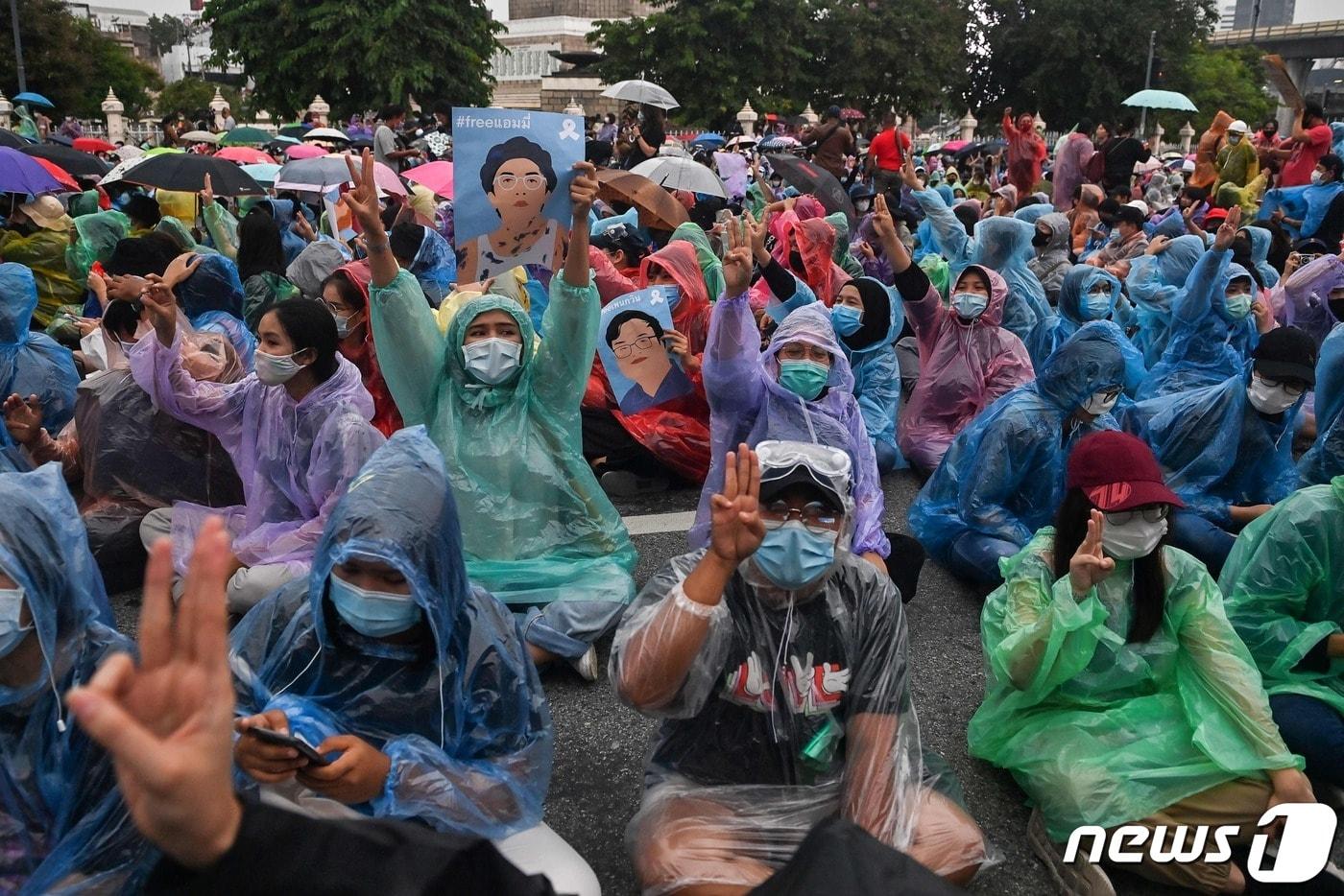 18일 태국 방콕의 반정부 시위에 참여한 이들이 세 손가락 경례 포즈를 취하고 있다. ⓒ AFP=뉴스1