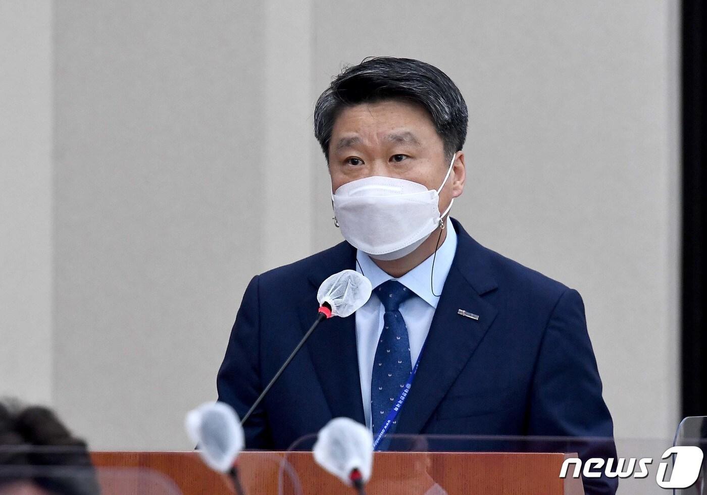 본문 이미지 - 김학도 중소벤처기업진흥공단 이사장이 19일 서울 여의도 국회에서 열린 산업통상자원중소벤처기업위원회의 산하기관 국정감사에서 업무보고를 하고 있다. /뉴스1