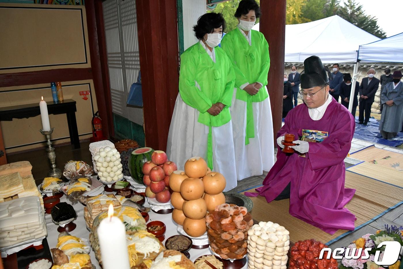 본문 이미지 - 19일 장영수 전북 장수군수가 논개사당 영정각에서 의암주논개 탄신 제446주년 기념 제례를 봉행하고 있다.(장수군제공)2020.10.19 /뉴스1 ⓒ News1 김동규 기자