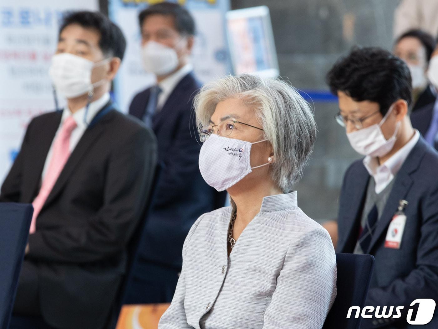본문 이미지 - 강경화 외교부 장관이 19일 오전 서울 서초구 국민외교타운에서 열린 출범식에서 김준형 국립외교원장의 축사를 경청하고 있다. 2020.10.19/뉴스1 ⓒ News1 이재명 기자