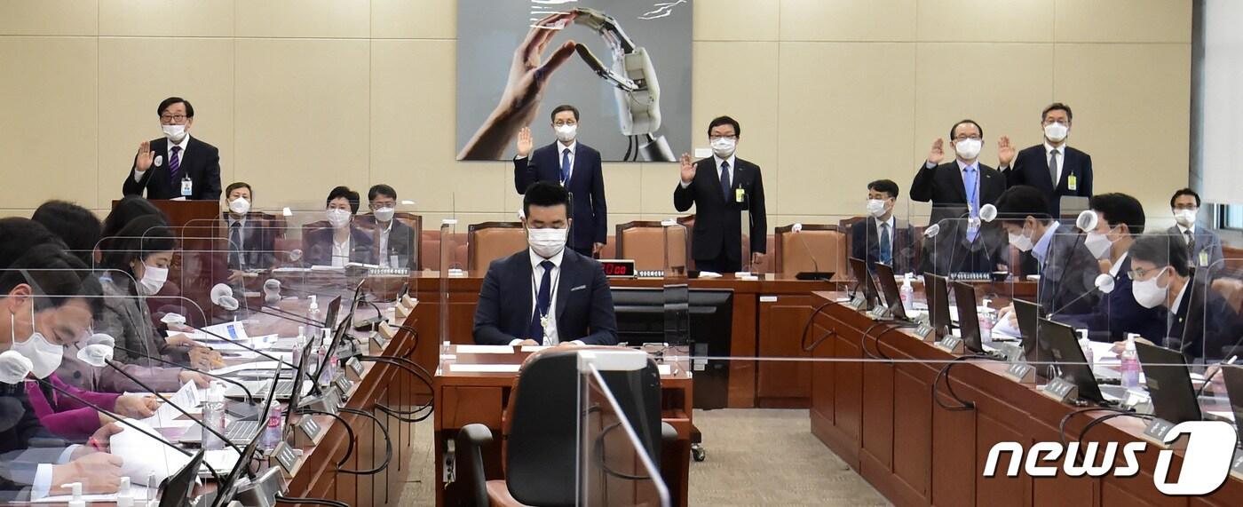 본문 이미지 - 김상균 방송문화진흥회 이사장, 김기만 한국방송광고진흥공사 사장 등이 19일 서울 여의도 국회에서 열린 과학기술정보방송통신위원회의 방송문화진흥회, 한국방송광고진흥공사에 대한 국정감사에서 선서를 하고 있다. 2020.10.19/뉴스1 ⓒ News1 성동훈 기자