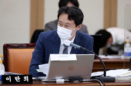 본문 이미지 - 이탄희 더불어민주당 의원이 지난해 10월 19일 오전 대구 북구 경북대학교 대구캠퍼스 글로벌플라자에서 열린 국회 교육위원회의 대구·경북 및 강원 국립대에 대한 국정감사에서 질의를 하고 있는 모습. ⓒ News1 