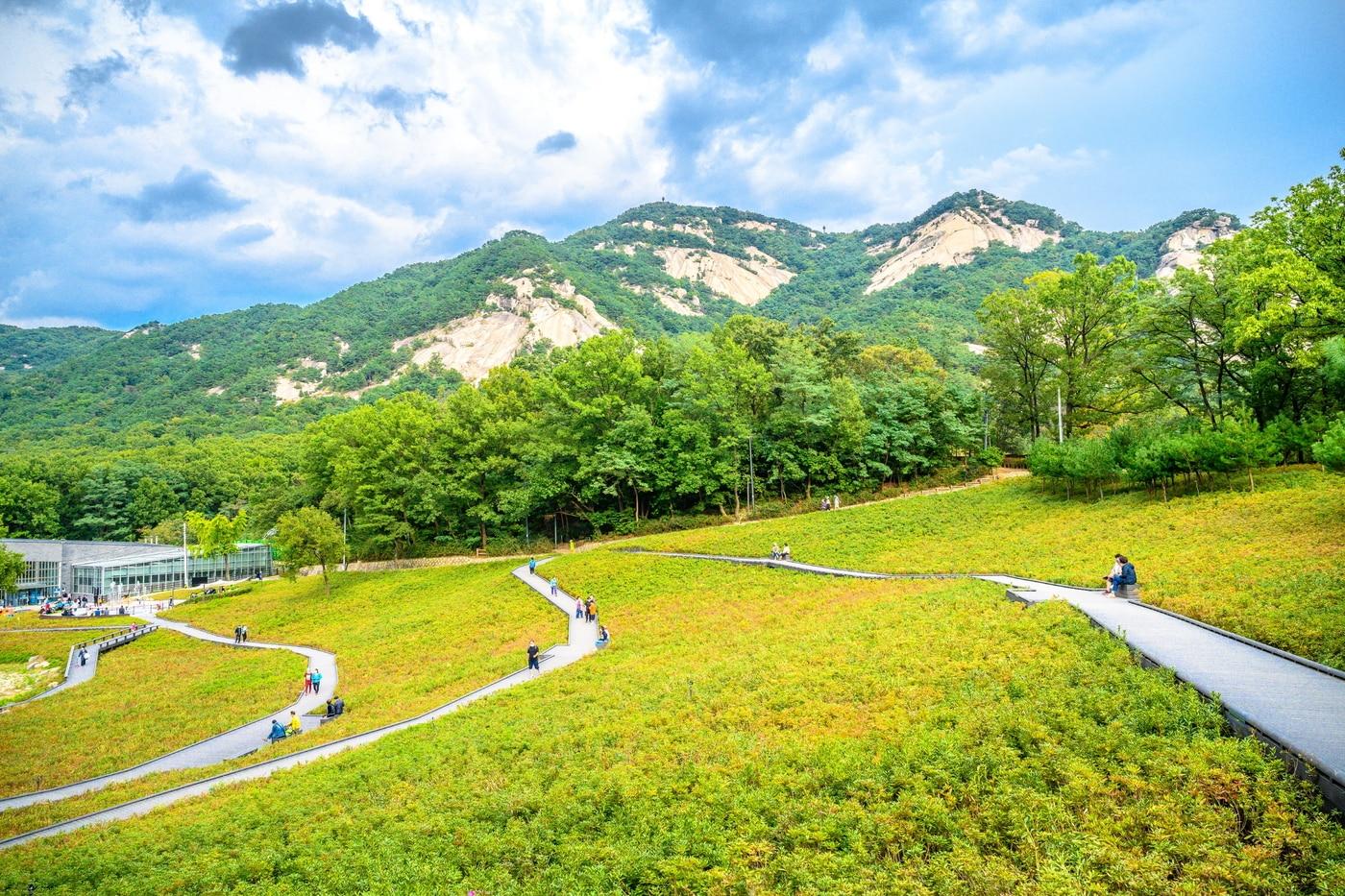 본문 이미지 - 불암산 철쭉동산에서 바라본 불암산 풍경. 이하 서울관광재단 제공.