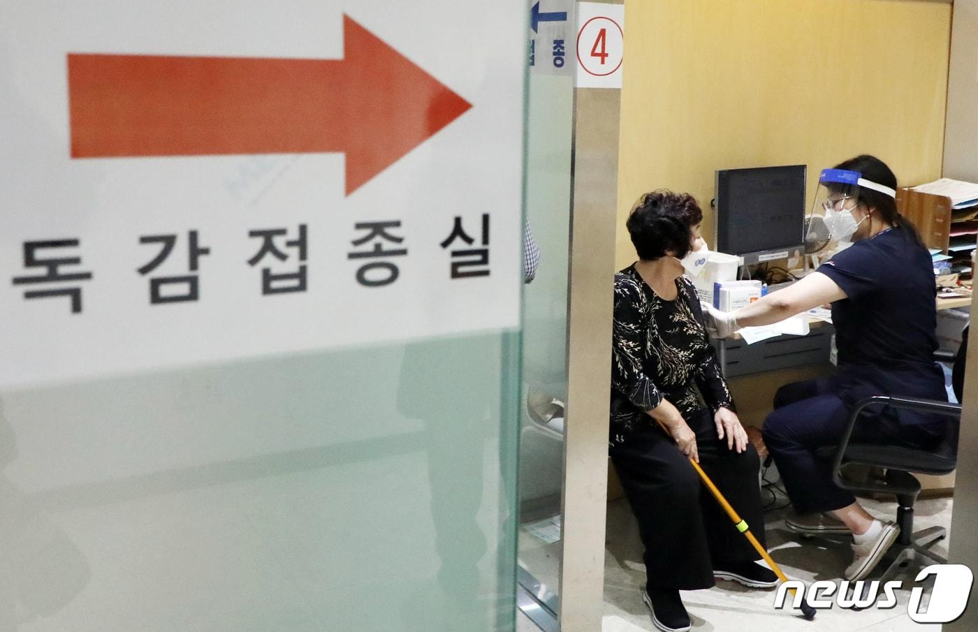 본문 이미지 - 만 70세 이상 어르신이 지난 19일 서울 강서구 한국건강관리협회 서울서부지부에서 무료 독감예방접종을 받고 있다. 2020.10.19/뉴스1 ⓒ News1 김명섭 기자