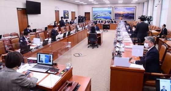 본문 이미지 - 19일 서울 여의도 국회에서 열린 국토교통위원회의 한국감정원 등에 대한 국정감사장가 진행되고 있다. 2020.10.19/뉴스1 ⓒ News1 성동훈 기자