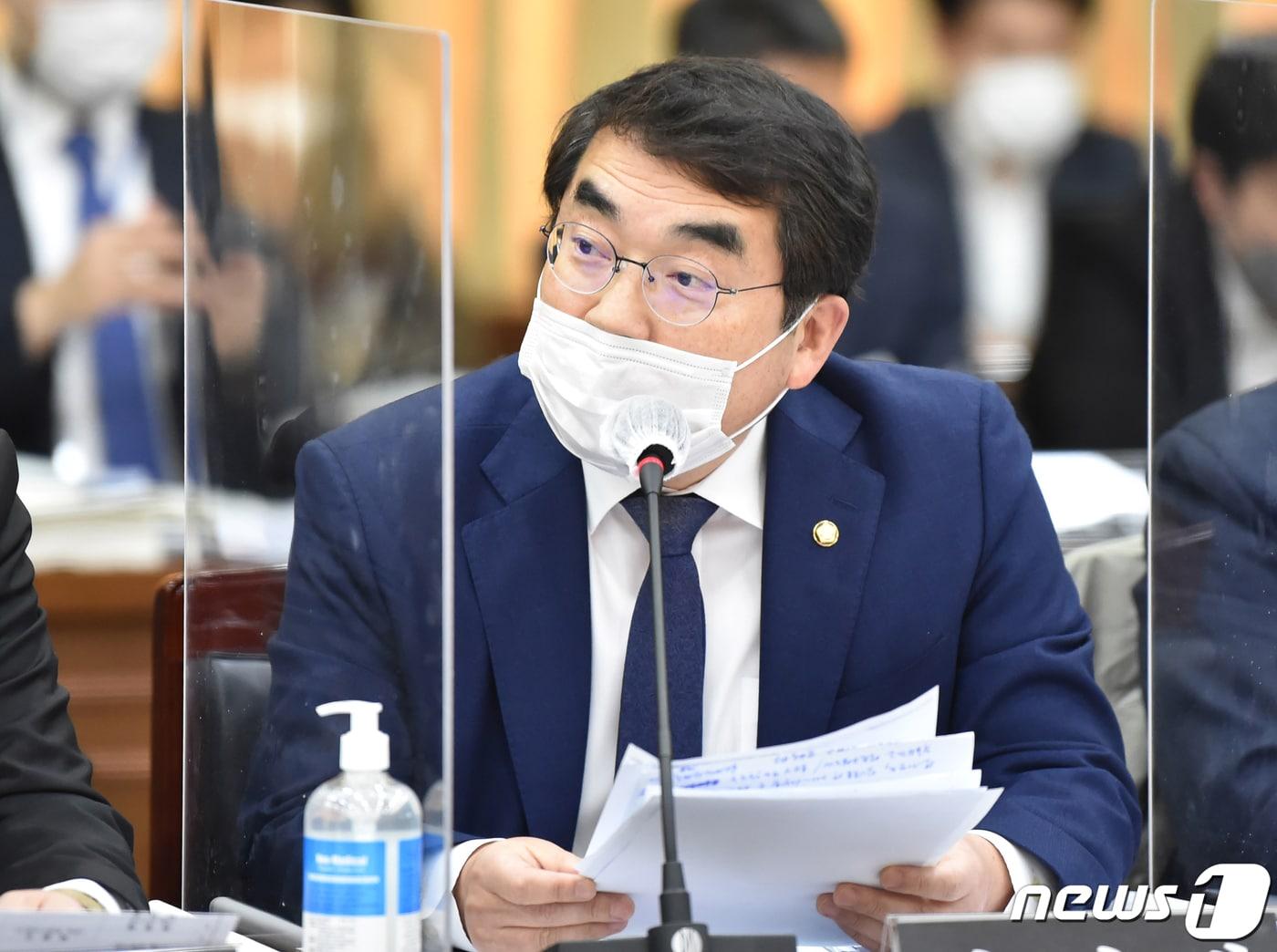 본문 이미지 - 양기대 더불어민주당 의원이 19일 경기도 수원시 팔달구 경기도청에서 열린 국회 행정안전위원회의 경기도에 대한 국정감사에서 질의하고 있다. 2020.10.19/뉴스1 ⓒ News1 사진공동취재단