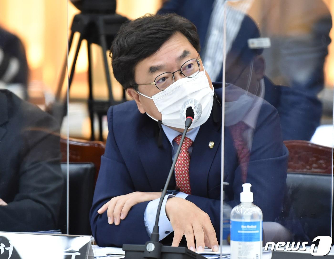 본문 이미지 - 서범수 국민의힘 의원이 19일 경기도 수원시 팔달구 경기도청에서 열린 국회 행정안전위원회의 경기도에 대한 국정감사에서 질의하고 있다. 2020.10.19/뉴스1 ⓒ News1 사진공동취재단