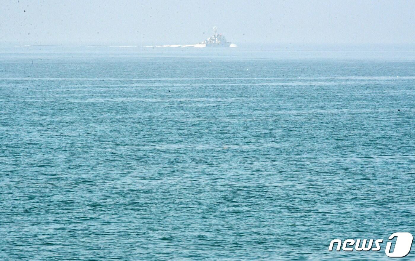 19일 소연평도 남방 해상에서 무궁화15호 고속정이 지난달 북한군에 피격 사망한 공무원 수색 작업을 하고 있다. 2020.10.19/뉴스1 ⓒ News1 국회사진취재단