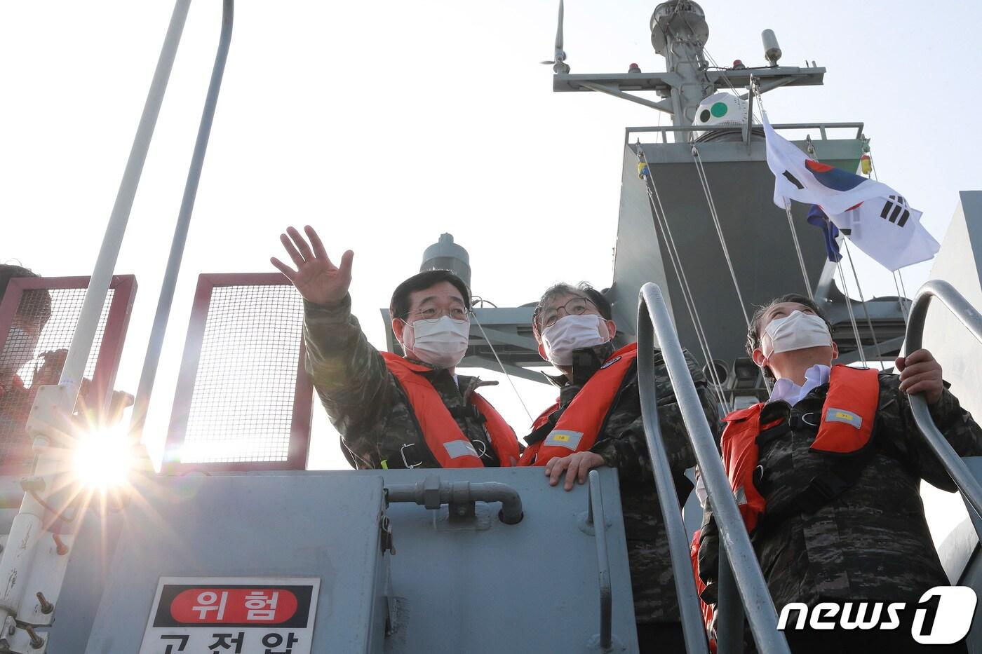 민홍철 국방위원장이 19일 오후 인천 옹진군 소연평도 해상에서 실종 공무원 수색현장을 바라보고 있다. 2020.10.19/뉴스1 ⓒ News1 국회사진취재단