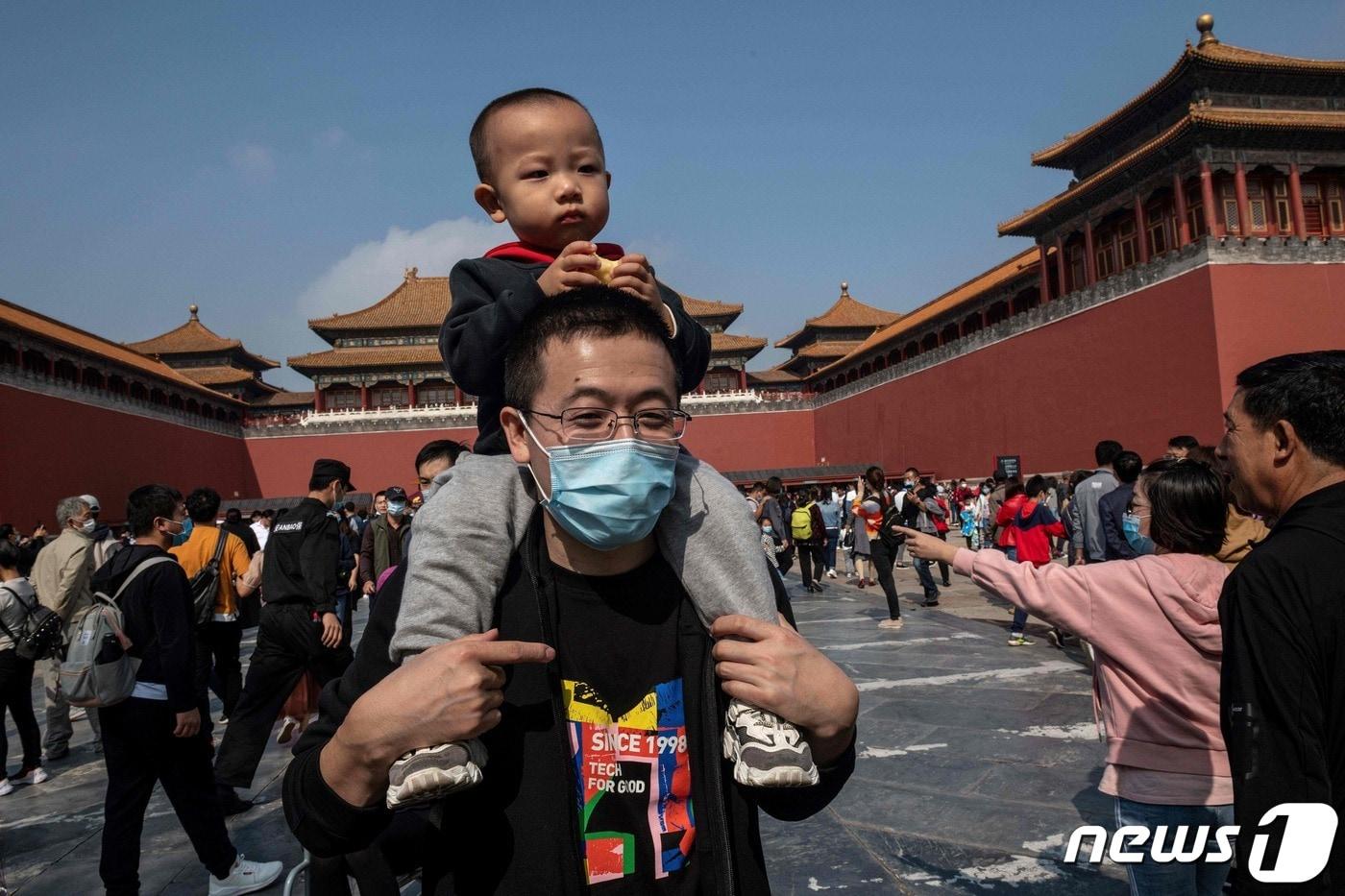 본문 이미지 - 30일 중국 베이징에서 가족 단위 관광객이 사진을 찍고 있다. ⓒ AFP=뉴스1