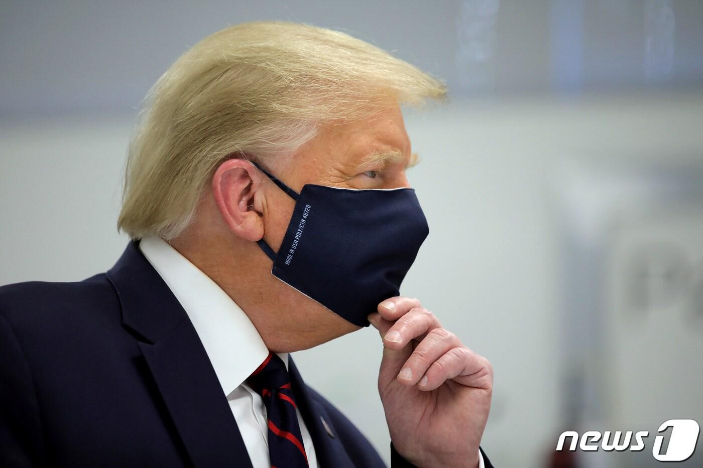 마스크를 쓰고 있는 도널드 트럼프 미국 대통령 로이터=뉴스1 ⓒ News1 이종덕 기자