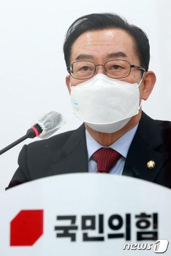 본문 이미지 - 이종배 국민의힘 정책위의장이 20일 오전 서울 여의도 국회에서 열린 원내대표단회의에서 모두발언을 하고 있다. 2020.10.20/뉴스1 ⓒ News1 성동훈 기자