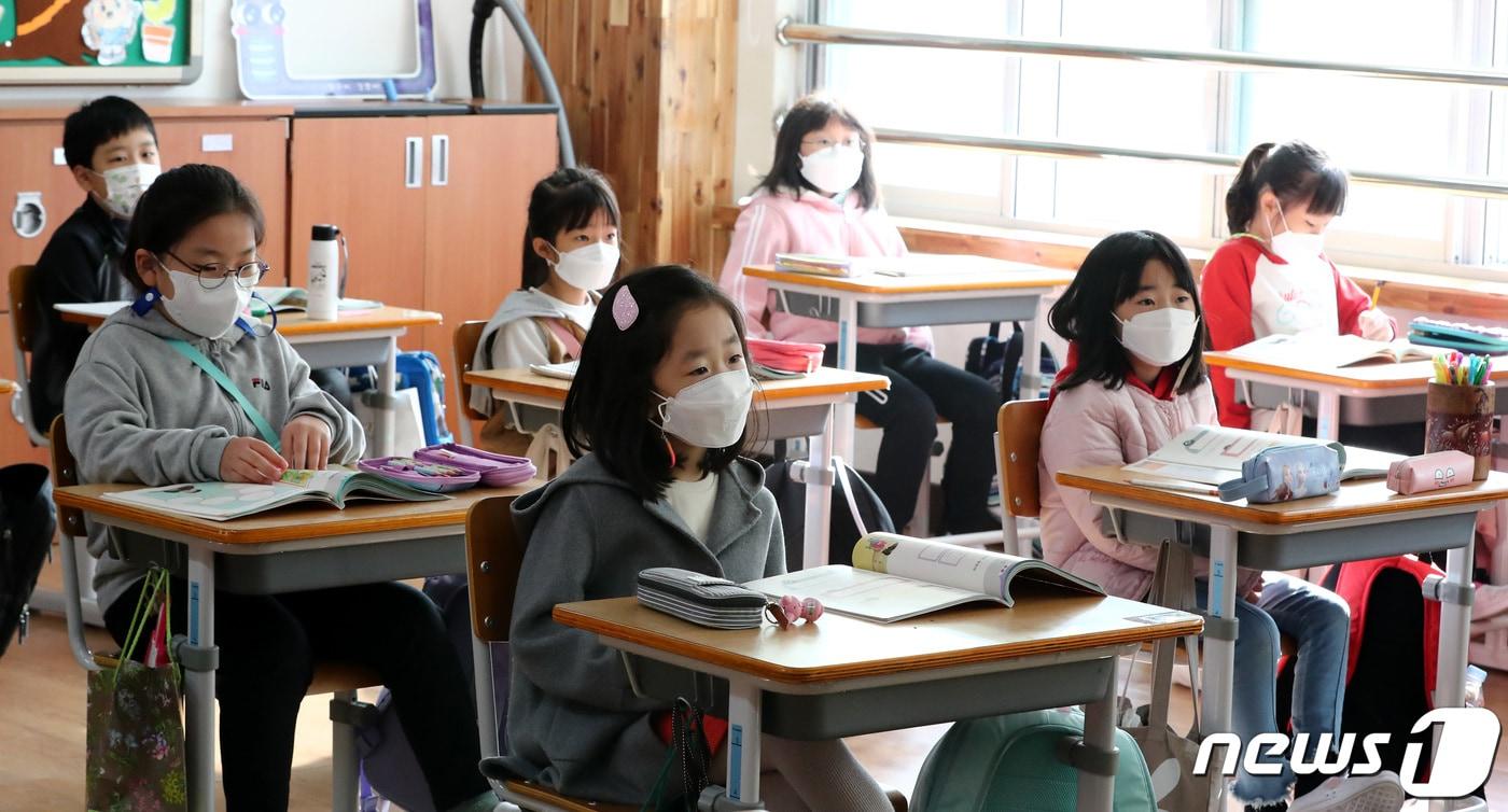 본문 이미지 - 대전 중구 한 초등학교 2학년 교실에서 학생들이 수업을 듣고 있다.2020.10.20/뉴스1 ⓒ News1 김기태 기자