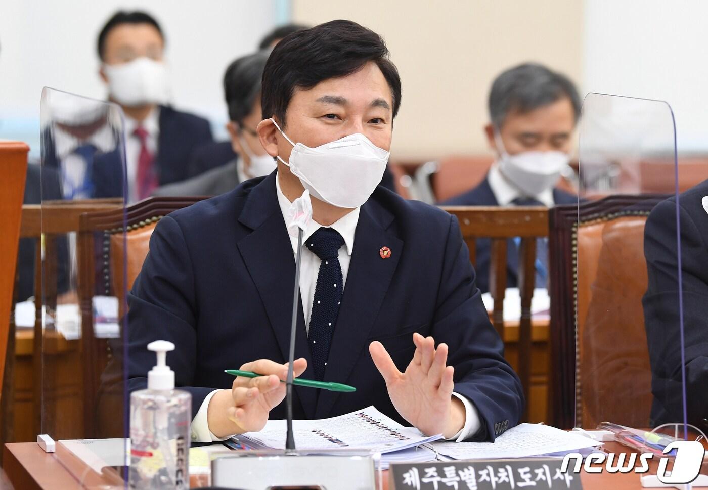 본문 이미지 - 원희룡 제주도지사가 20일 서울 여의도 국회에서 열린 행정안전위원회의 강원도, 경상북도, 충청북도, 제주특별자치도에 대한 국정감사에 출석해 의원 질의에 답변하고 있다. 2020.10.20 /뉴스1 ⓒ News1 성동훈 기자