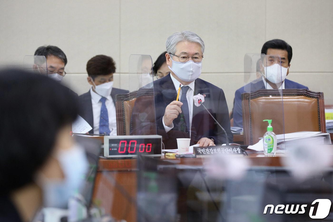 본문 이미지 - 김용익 국민건강보험공단 이사장이 20일 서울 여의도 국회에서 열린 보건복지위원회의 국민건강보험공단, 건강보험심사평에 대한 국정감사에서 의원 질의에 답하고 있다. 2020.10.20/뉴스1 ⓒ News1 성동훈 기자