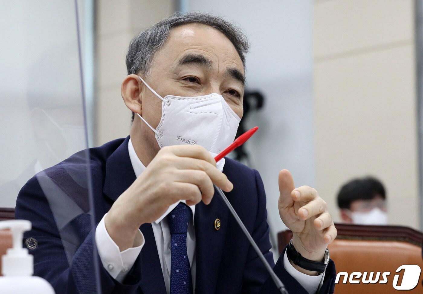 본문 이미지 - 왕정홍 방위사업청장이 20일 서울 여의도 국회에서 열린 국방위원회의 방위사업청, 국방과학연구소 등에 대한 국정감사에 출석해 의원 질의에 답하고 있다. 2020.10.20/뉴스1 ⓒ News1 박세연 기자