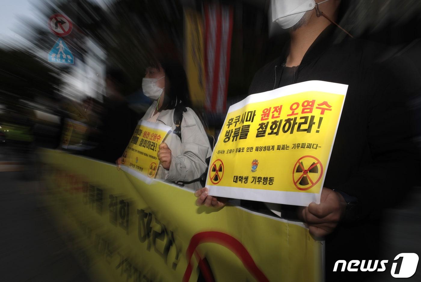 본문 이미지 - 대학생 기후행동 서포터즈 관계자들이 20일 서울 종로구 옛 일본대사관 앞에서 '일본 후쿠시마 방사능 오염수 방류 철회를 위한 긴급 기자회견'을 열어 발언하고 있다. 2020.10.20/뉴스1 ⓒ News1 이성철 기자