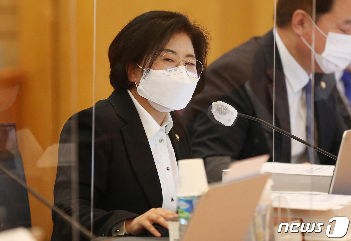 본문 이미지 - 양경숙 더불어민주당 의원이 20일 오전 대구 중구 동인동 한국은행 대구경북본부에서 열린 국회 기획재정위원회의 대구지방국세청과 한국은행 대구경북·포항본부에 대한 국정감사에서 질의하고 있다. 2020.10.20/뉴스1 ⓒ News1 공정식 기자