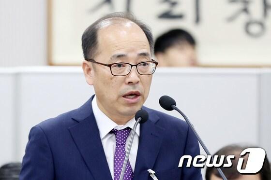 본문 이미지 - 조남천 전북대학교병원 원장이 15일 오전 광주 북구 전남대학교 본관에서 열린 교육위원회의 전남대, 전북대, 군산대, 목포대, 순천대, 제주대 등에 대한 국정감사에서 업무현황 보고를 하고 있다. 2019.10.15 /뉴스1 ⓒ News1 황희규 기자