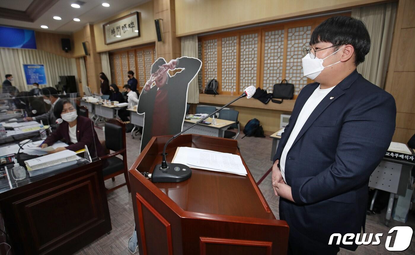 본문 이미지 - 2020년 10월20일 오후 광주시교육청에서 열린 국회 교육위원회의 광주시·전남도·전북도·제주도교육청에 대한 국정감사에서 손규대 전 광주 명진고 교사가 해임된 경과를 보고하고 있다. 2020.10.20/뉴스1
