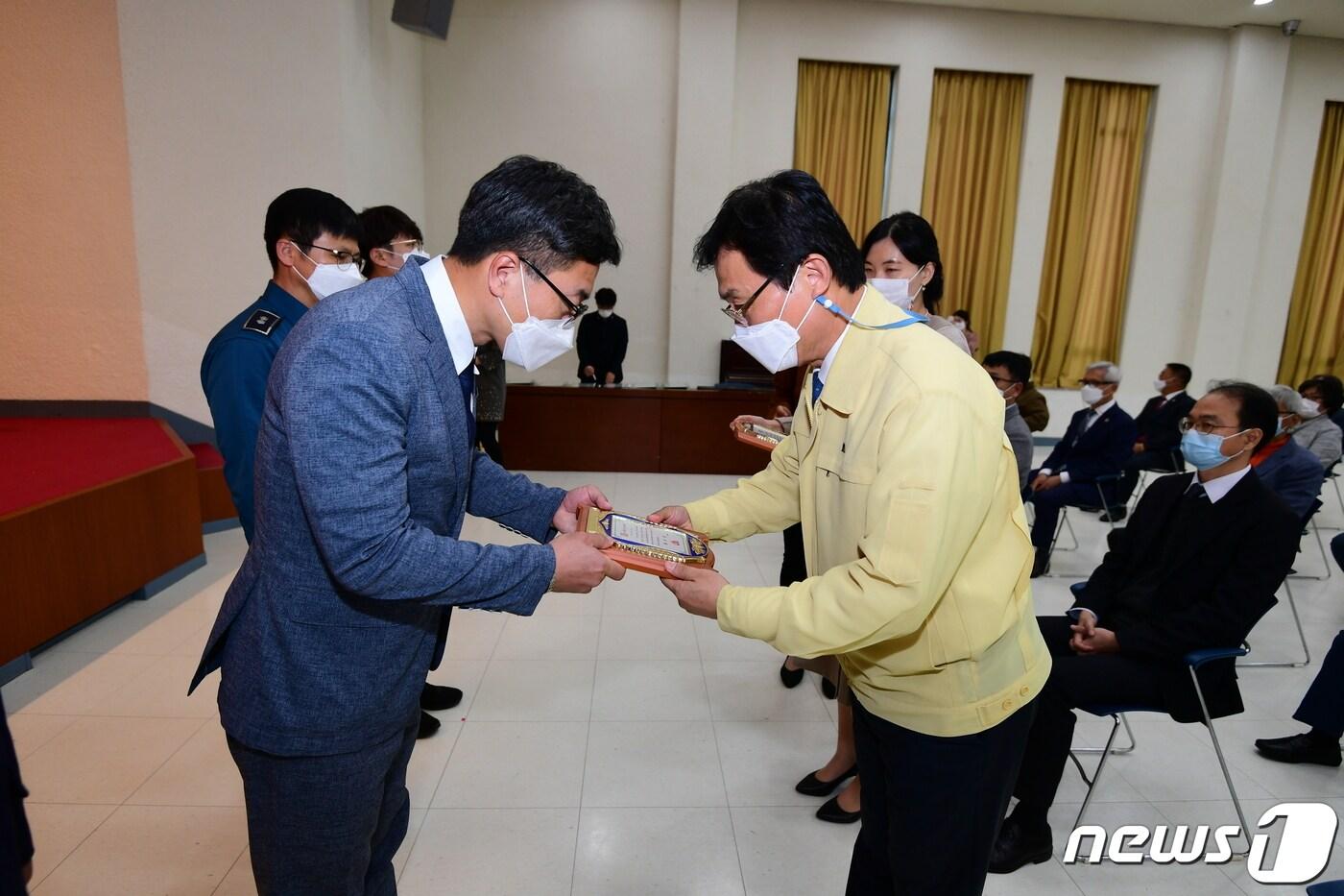 본문 이미지 - 한국전력공사 남원지사가 수해복구에 대한 공로를 인정받아 남원시로부터 표창을 받고 있다.(한전 전북본부 제공)2020.10.21ⓒ 뉴스1
