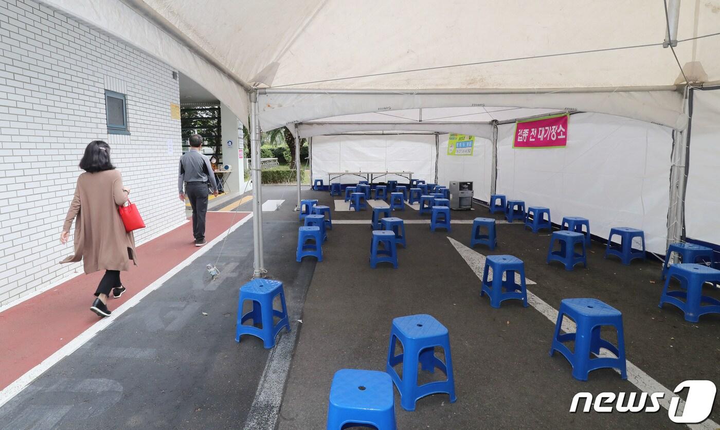본문 이미지 - 제주에서 독감 백신 접종 사망자가 발생한 21일 오전 제주보건소 접종 대기공간이 텅 비어 있다. 제주도에 따르면 지난 19일 제주시내 소재 민간 의료기관에서 독감 백신을 접종한 68세 남성이 이날 새벽 0시10분쯤 사망했으며, 이는 전국 4번째 사례다.2020.10.21 /뉴스1 ⓒ News1 오현지 기자