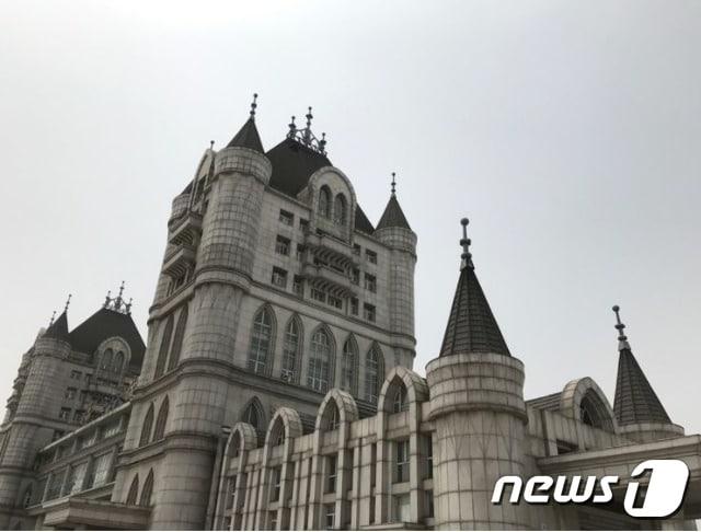 본문 이미지 - 중국 장쑤성 창저우에 있는 허후 고속도로 휴게소. 디즈니랜드를 벤치마크했다. (바이두 갈무리)ⓒ 뉴스1