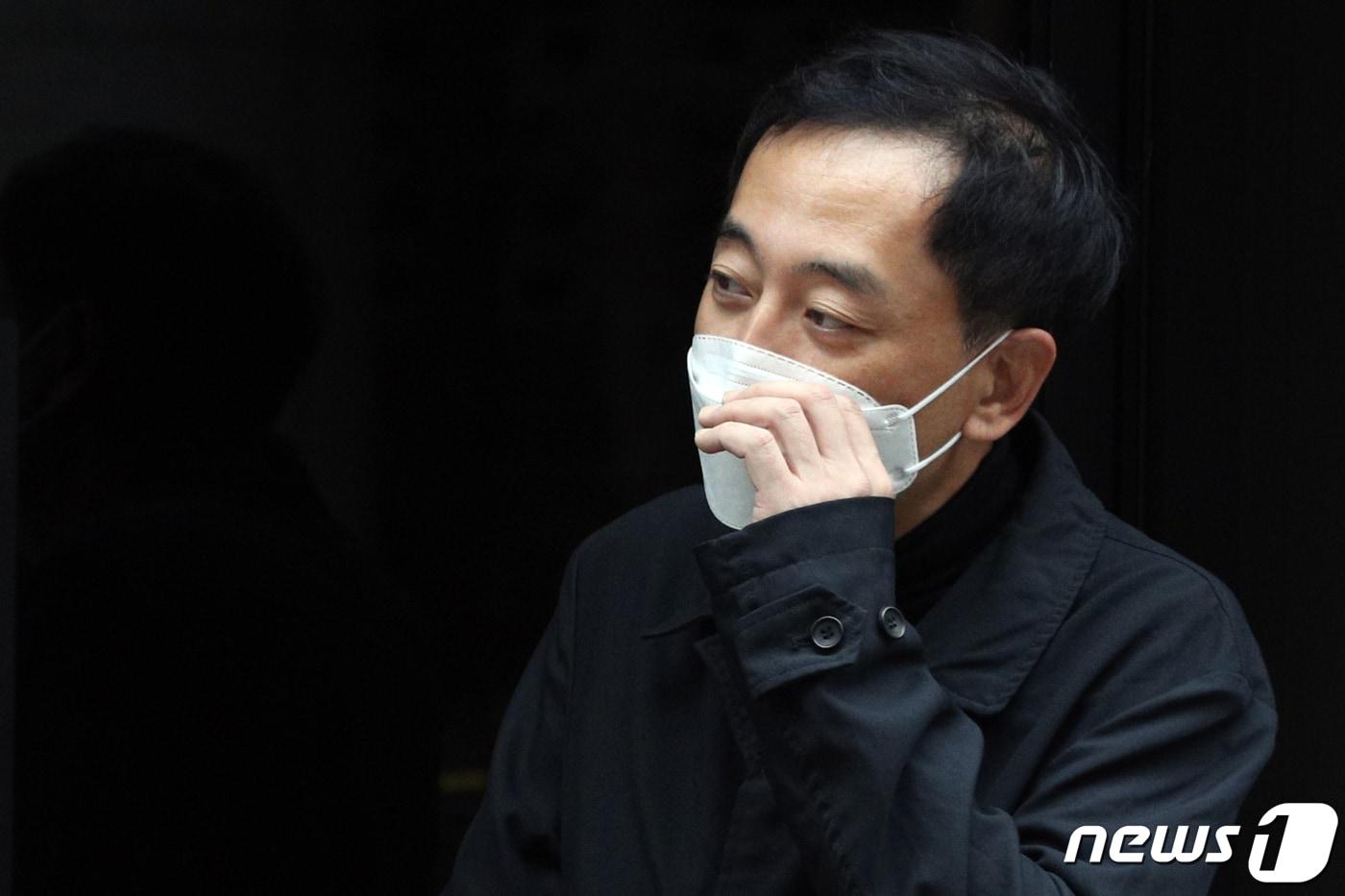 본문 이미지 - 더불어민주당 탈당선언을 한 금태섭 전 의원이 21일 오후 서울 용산구 사무실로 발걸음을 옮기고 있다. 고위공직자범죄수사처 설치법안에 기권표를 행사했다는 이유로 당의 징계 처분을 받았던 금 전의원은 이날 오전 SNS를 통해 탈당 선언을 했다. 2020.10.21/뉴스1 ⓒ News1 황기선 기자