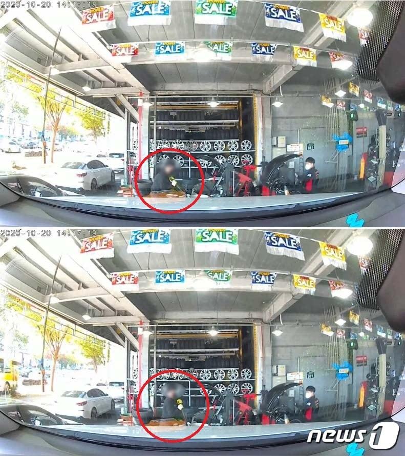 본문 이미지 - A씨가 올린 영상에는 타이어뱅크 대리점 사업주가 스패너 등 공구를 가져와 휠을 훼손하는 모습이 그대로 포착됐다.(보배드림 영상 캡처)ⓒ 뉴스1