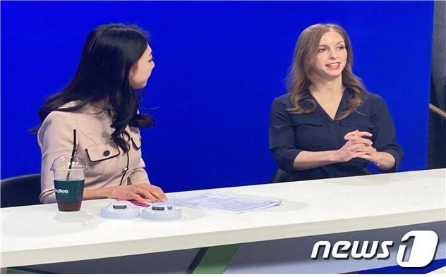 본문 이미지 - 오스트리아 출신 모델 겸 배우 케이디가 119구급차 이용 경험을 소개하고 있다. (소방청 제공)/뉴스1ⓒ News1