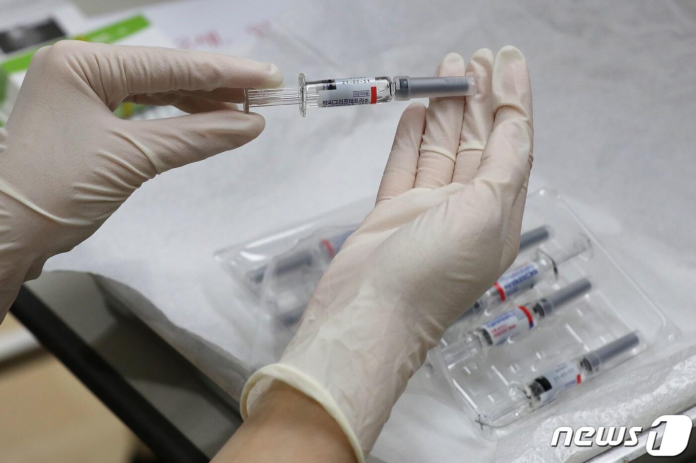 본문 이미지 - 지난 21일 오전 서울 동대문구 한국건강관리협회 서울동부지부 독감 예방접종센터에서 의료진이 독감 백신을 정리하고 있다.(사진은 기사의 특정 사실과 관련이 없음) 2020.10.21/뉴스1 ⓒ News1 민경석 기자