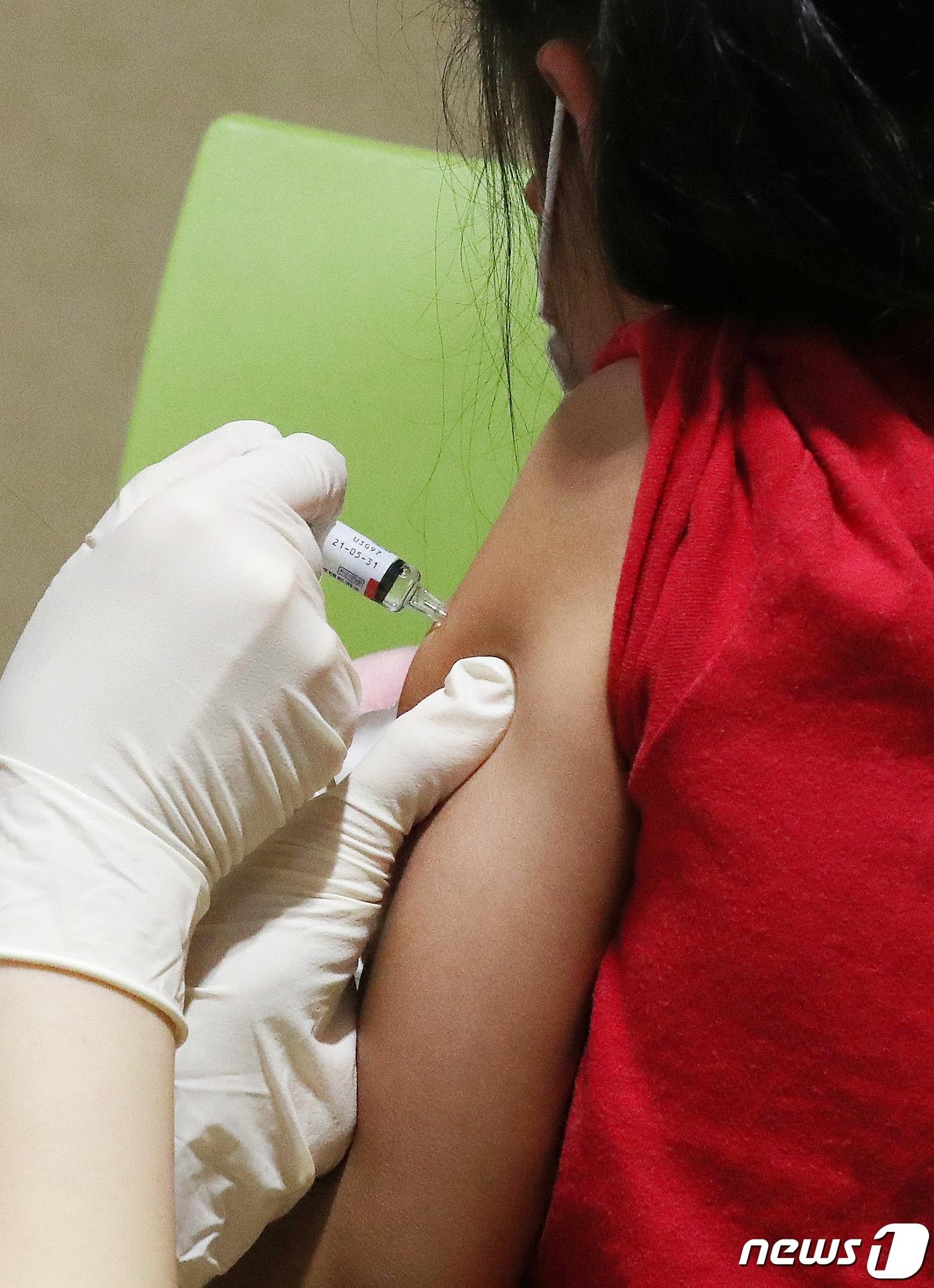 본문 이미지 - 한 어린이가 백신 접종을 하고 있다. (사진은 기사 내용과 관련 없음)/뉴스1 ⓒ News1 민경석 기자