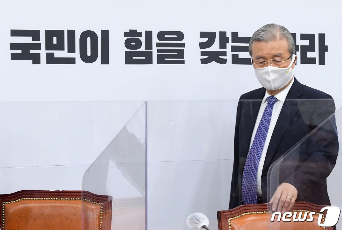 본문 이미지 - 김종인 국민의힘 비상대책위원장이 22일 오전 서울 여의도 국회에서 열린 국민의힘 비상대책위원회의에 참석하고 있다. 2020.10.22/뉴스1 ⓒ News1 성동훈 기자