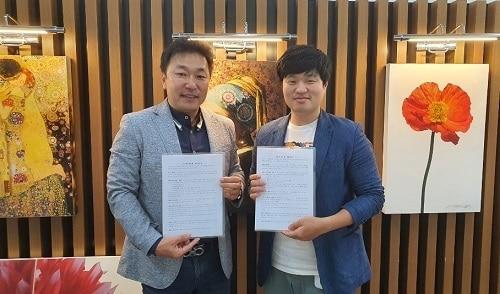 본문 이미지 - (주)이인기획 이철오 대표(왼쪽)와 ㈜NAPAL 이윤배 대표가 주문자 생산방식 인테리어 스피커 제작유통관련 MOU를 체결했다. (사진 제공: (주)이인기획)  ⓒ 뉴스1