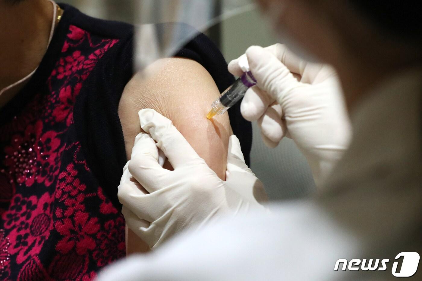 22일 오전 서울 강서구 한국건강관리협회 서울서부지부 독감 예방주사접종소에서 한 시민이 독감 백신을 맞고 있다. (사진은 기사의 특정 사실과 관련이 없음) 2020.10.22/뉴스1 ⓒ News1 민경석 기자