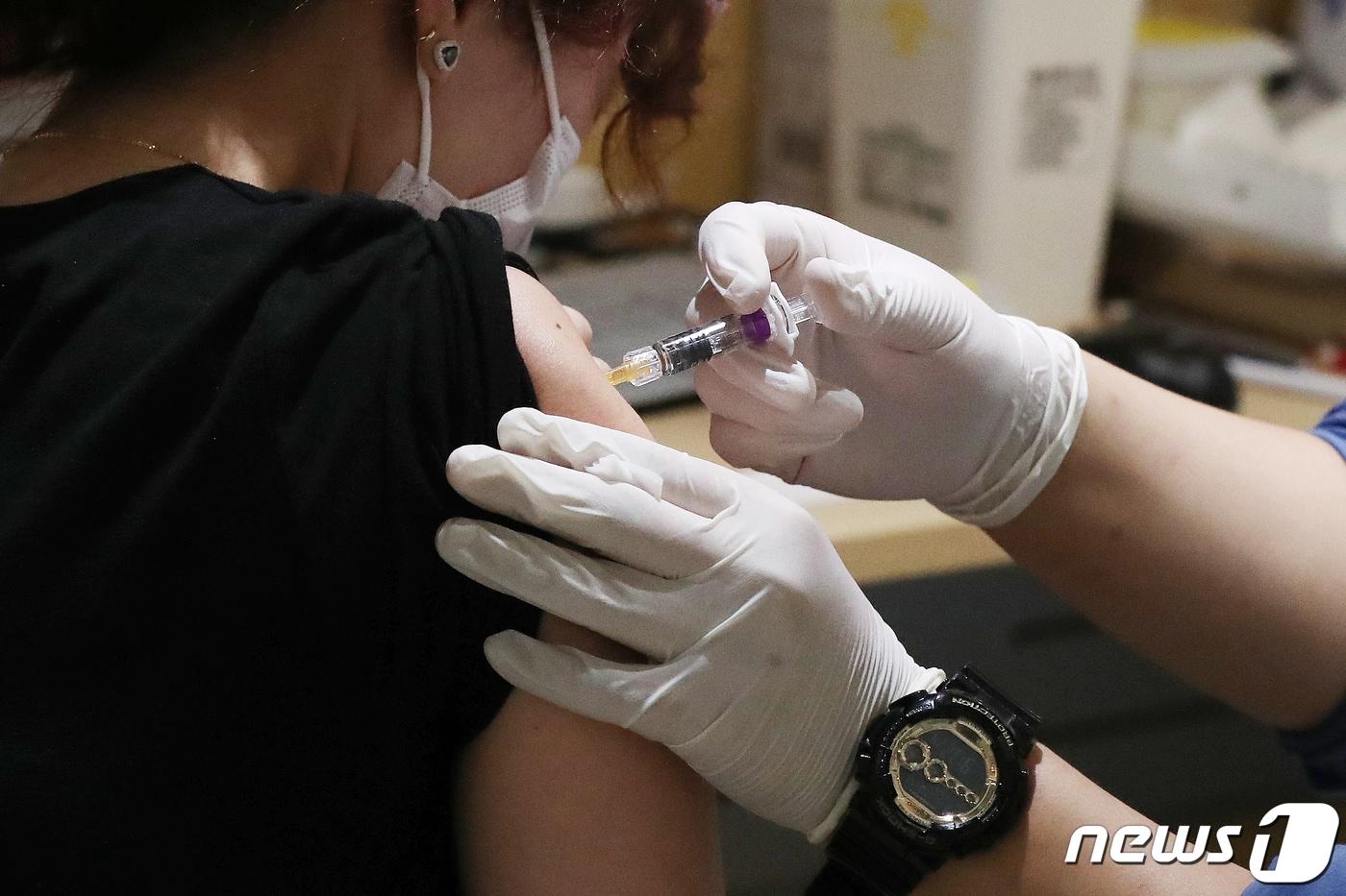 본문 이미지 - 독감 예방주사접종소에서 한 시민이 독감 백신을 맞고 있다. 2020.10.22/뉴스1 ⓒ News1 민경석 기자