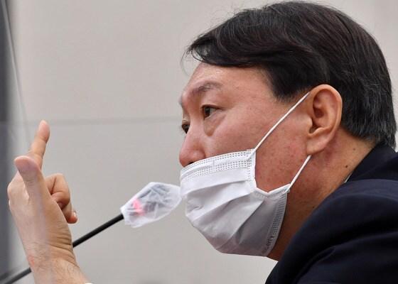 본문 이미지 - 윤석열 검찰총장이 지난 달 22일 서울 여의도 국회에서 열린 법제사법위원회의 대검찰청에 대한 국정감사에 출석해 의원 질의에 답변하고 있는 모습. ⓒ News1 