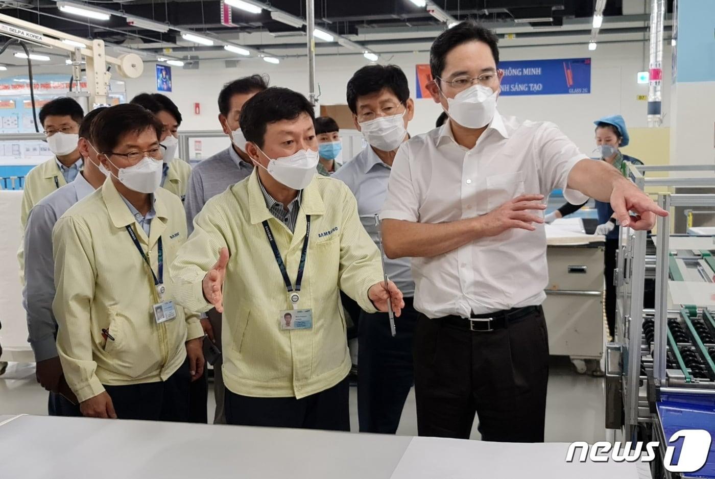 본문 이미지 - 이재용 삼성전자 부회장이 지난해 10월 20~21일 베트남 하노이 인근 삼성 복합단지를 찾아 스마트폰 생산공장 등을 점검하고 있다. (삼성전자 제공) 2020.10.22/뉴스1