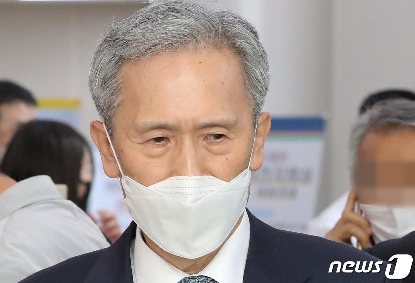 본문 이미지 - 김관진 전 국방부 장관이 22일 오후 서울 서초구 서울고등법원에서 항소심 선고 공판을 마친 뒤 법정을 나서고 있다. 2020.10.22/뉴스1 ⓒ News1 신웅수 기자